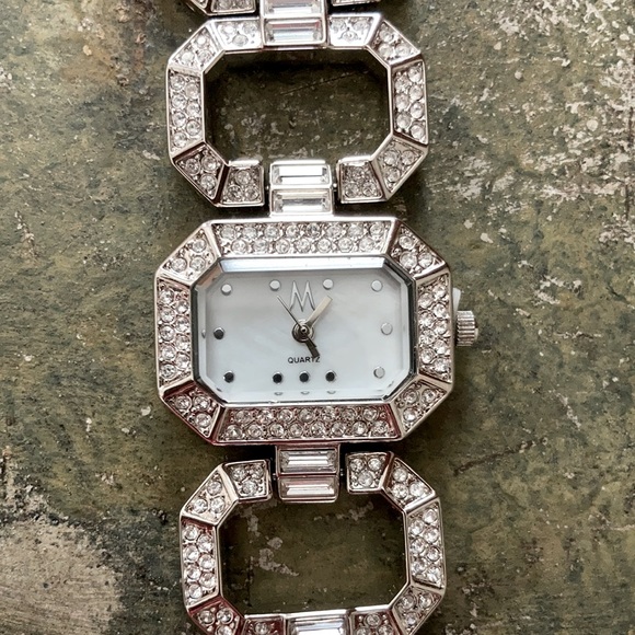 Beautiful Timepiece bracelet - Picture 3 of 9